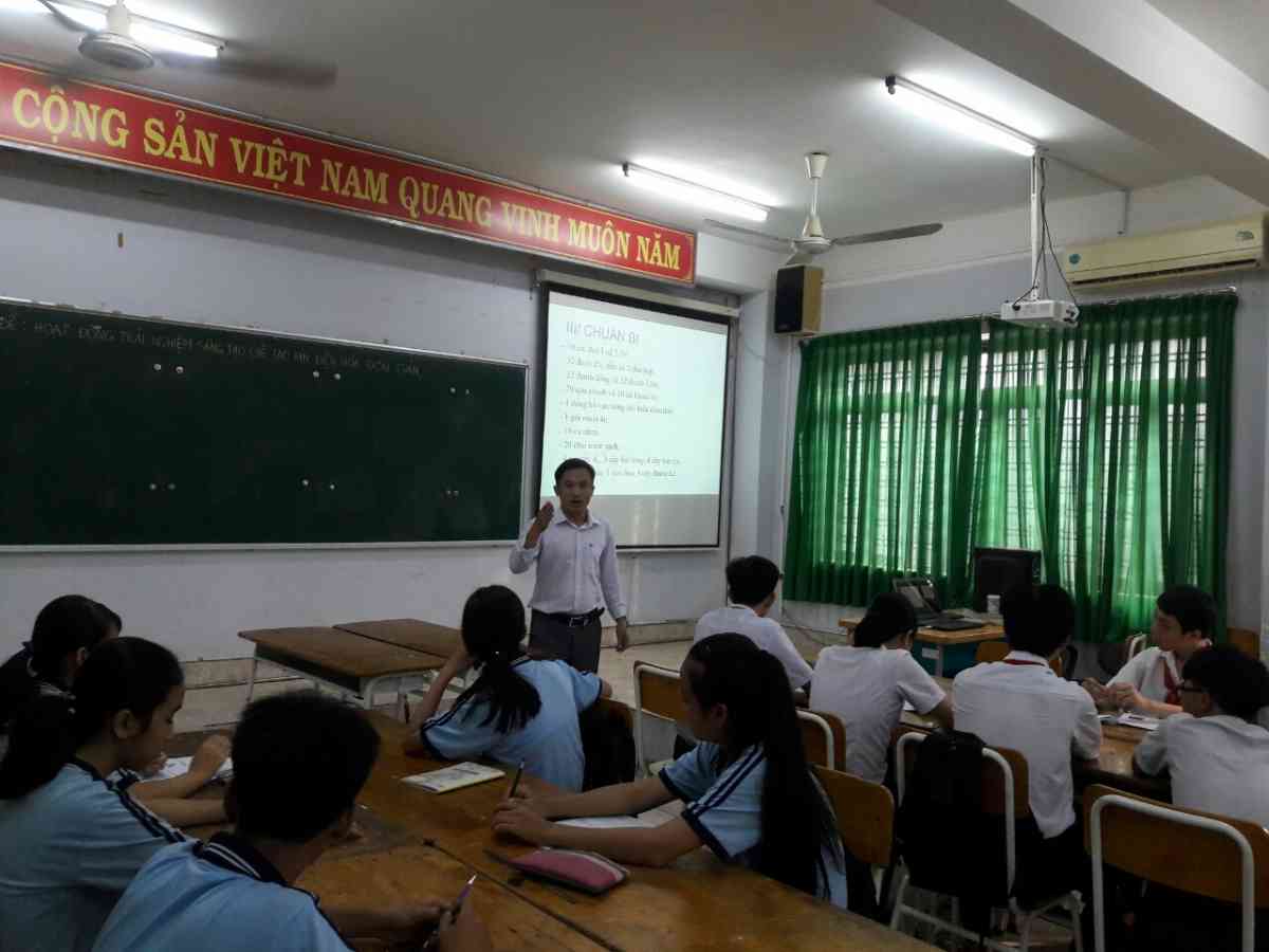 Th. Nguyễn Viết Thắm đang hướng dẫn Học sinh