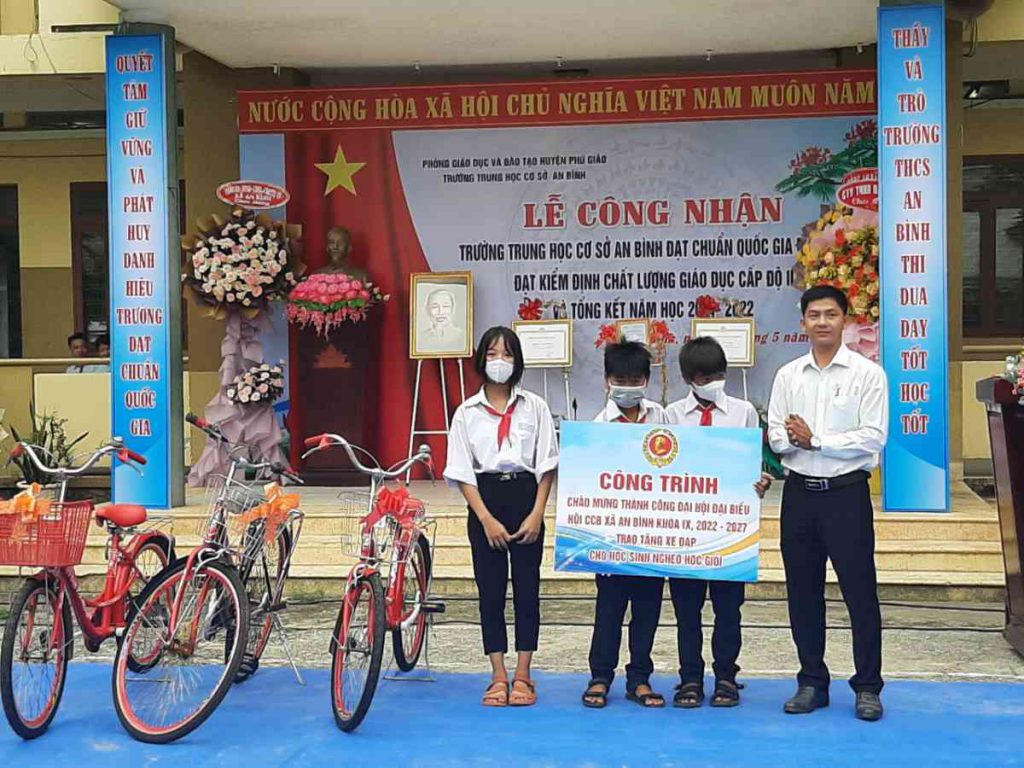 Ông Hồ Doãn Vinh - Đại diện hôi Cựu chiến binh Xã An Bình tặng xe đạp cho HS nghèo học Giỏi