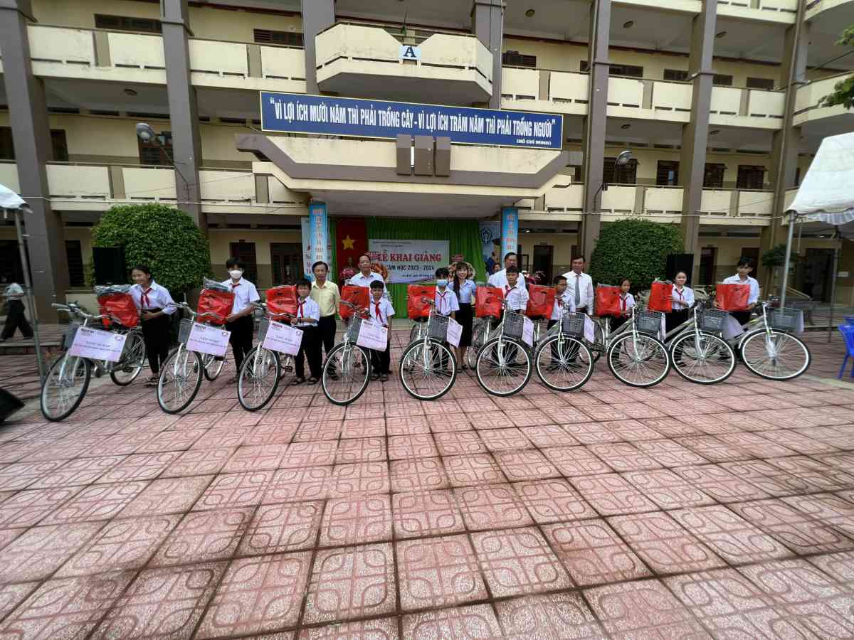 HS nhận xe đạp của Quỹ bảo trợ tỉnh do công ty Maxim Việt Nam tài trợ