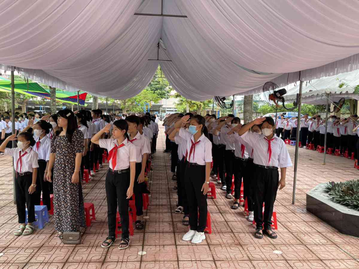 Học sinh thực hiện nghi thức chào cờ - hát Quốc ca