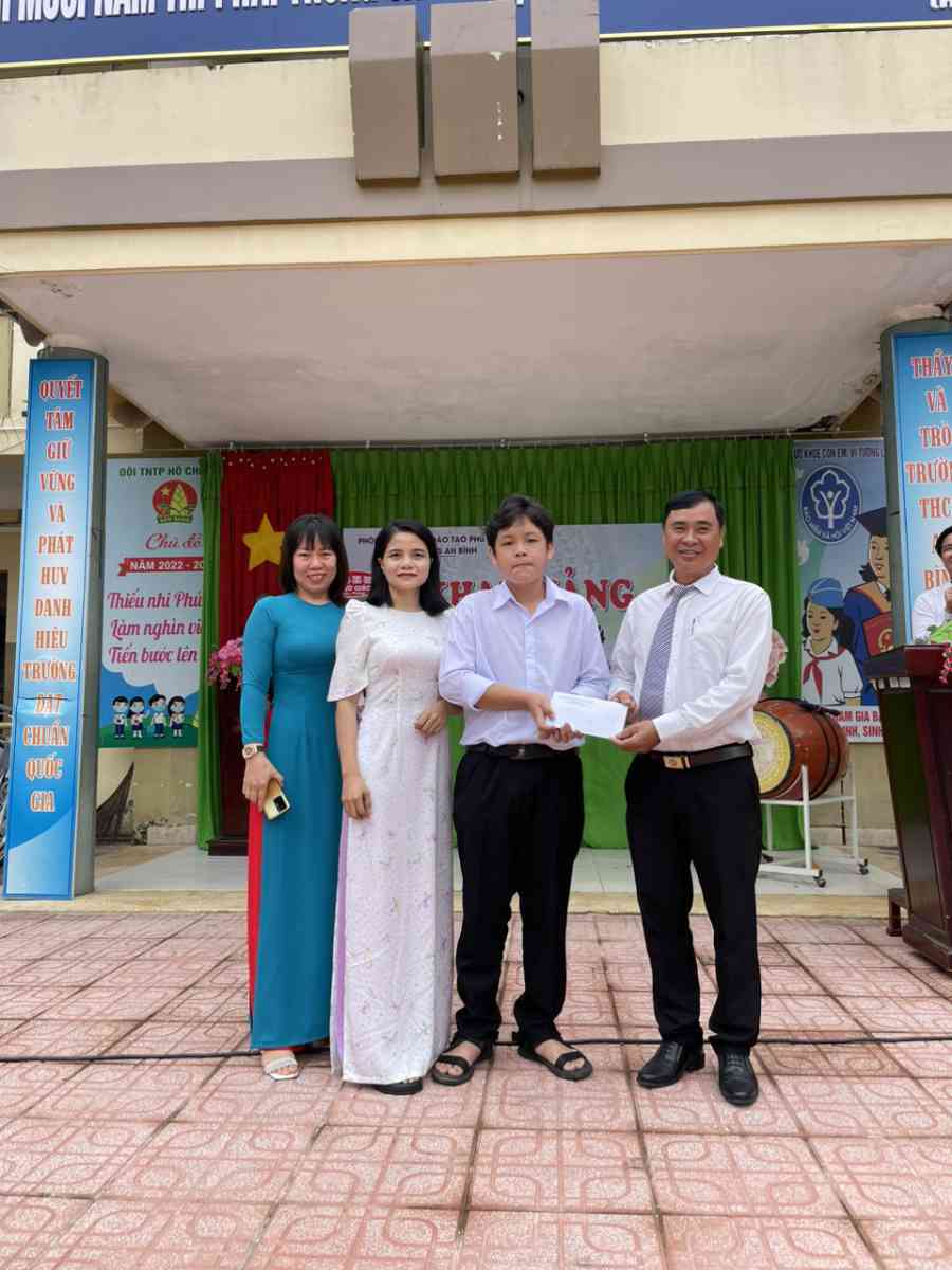 Trao phần thưởng cho HS đạt thủ khoa vào trường THPT Phước Vĩnh năm học 2023-2024